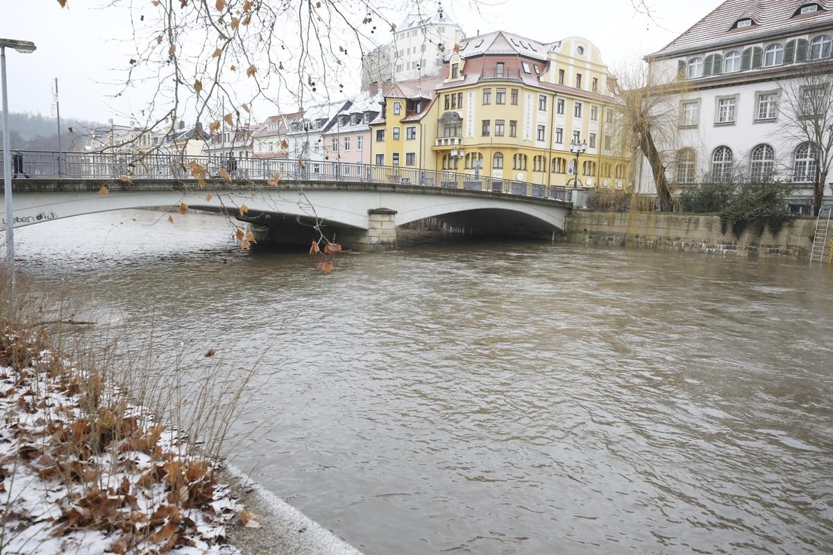 Stark angestiegen ist das Wasser der Weißen Elster. Durch die Plus-Temperaturen der letzten Tage sind die Pegel der Flüsse stak angestiegen.