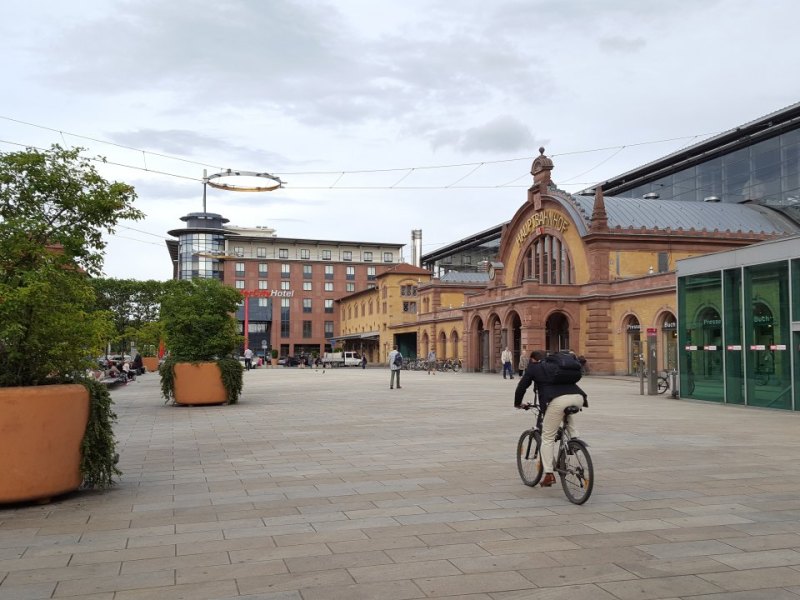 Willy-Brand-Platz mit Hauptbahnhof in Erfurt