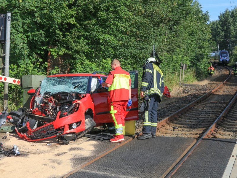 Zug Bahn Unfall Auto Thüringen Erfurt Leubingen  (11).JPG