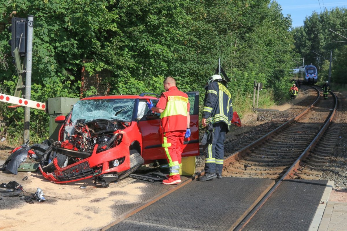 Zug Bahn Unfall Auto Thüringen Erfurt Leubingen  (11).JPG