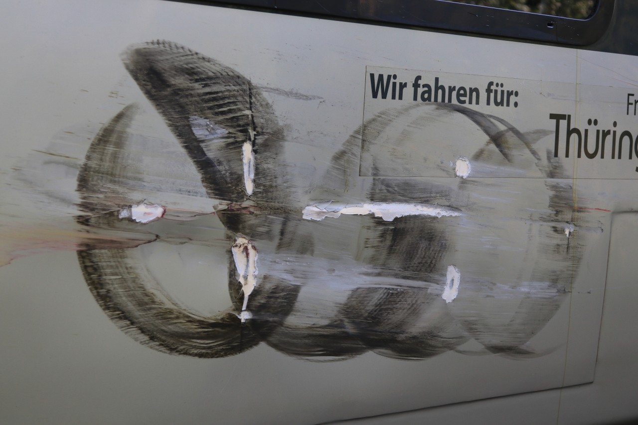 Das Auto blieb einfach auf dem Bahnübergang stecken und wurde von dem Zug erfasst,