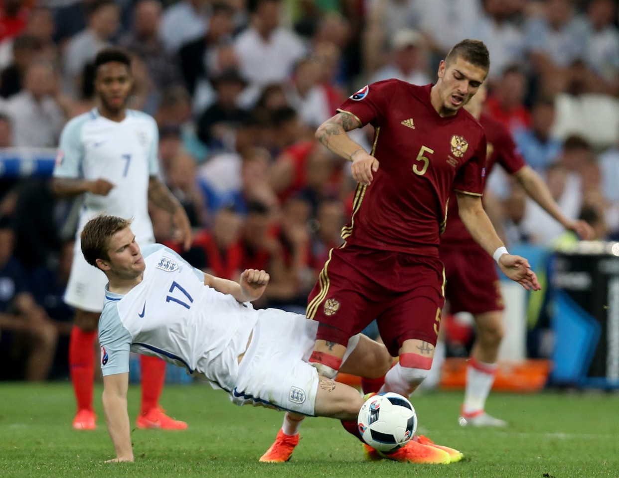 Zweikampf zwischen dem Engländer Eric Dier (l.) und Roman Neustaedter aus Russland. 