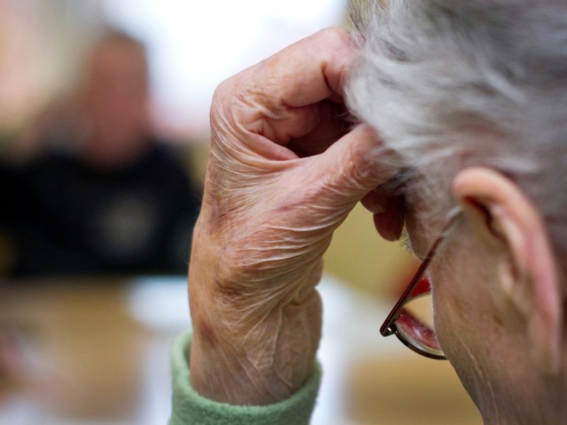 alte frau rentnerin seniorin trickbetrug