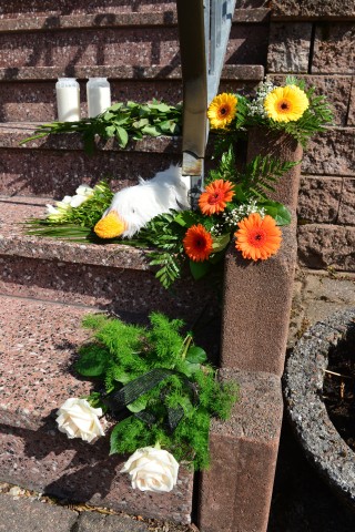 Blumen als Zeichen der Trauer und ein Stofftier liegen am 16.06.2017 auf der Eingangstreppe zu einem Wohnhaus im südthüringischen Altenfeld (Ilmkreis). Dort wurden am gestrigen Donnerstag zwei Kinder im Alter von ein und vier Jahren durch die Mutter tot aufgefunden. Ein dreijähriger Junge wurde schwer verletzt in eine Klinik geflogen. Als der Tat dringend tatverdächtig wurde der 27jährige Vater festgenommen. Foto: Stefan Thomas/dpa-ZB/dpa +++(c) dpa - Bildfunk+++