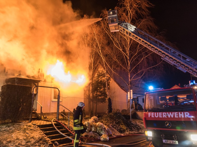 Bei dem Brand haben fünf Bewohner zum Teil schwere Verletzungen erlitten. Foto: dpa