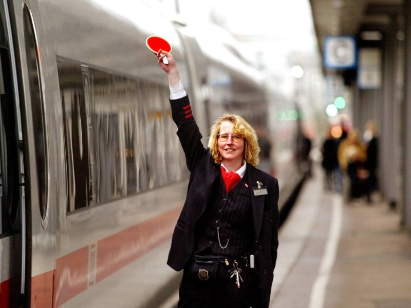 bahn schaffnerin