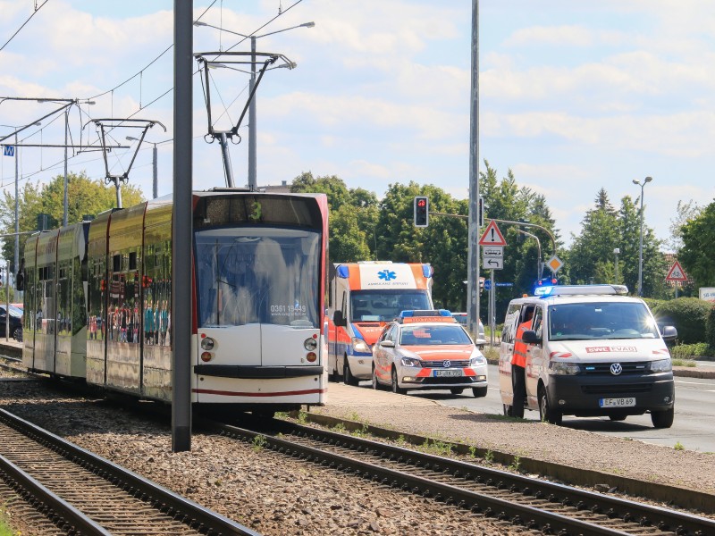 In Erfurt wurde am Montagnachmittag (7. August 2017) eine Frau von einer Straßenbahn angefahren. In der Nordhäuser Straße hatte die Mutter, die mit ihren zwei Kindern unterwegs war, die Tram der Linie 3 vermutlich übersehen. Sie kam ins Krankenhaus, wurde laut Polizei aber nicht lebensbedrohlich verletzt. (Foto: Matthias Gränzdörfer)