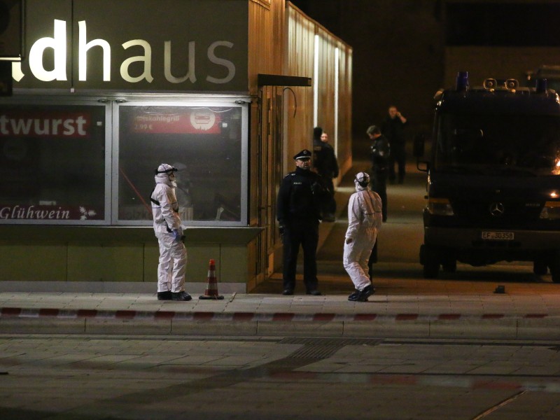 Ersten Informationen zu Folge, soll es eine Schießerei am Erfurter Hauptbahnhof gegeben haben. Die Polizei ist mit einem Großaufgebot vor Ort. Foto: Matthias Gränzdörfer