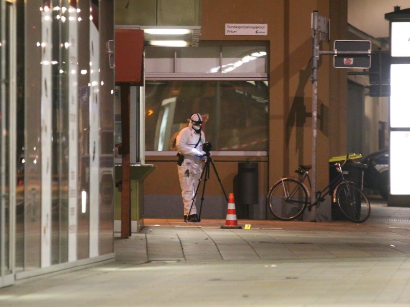 Ersten Informationen zu Folge, soll es eine Schießerei am Erfurter Hauptbahnhof gegeben haben. Die Polizei ist mit einem Großaufgebot vor Ort. Foto: Matthias Gränzdörfer