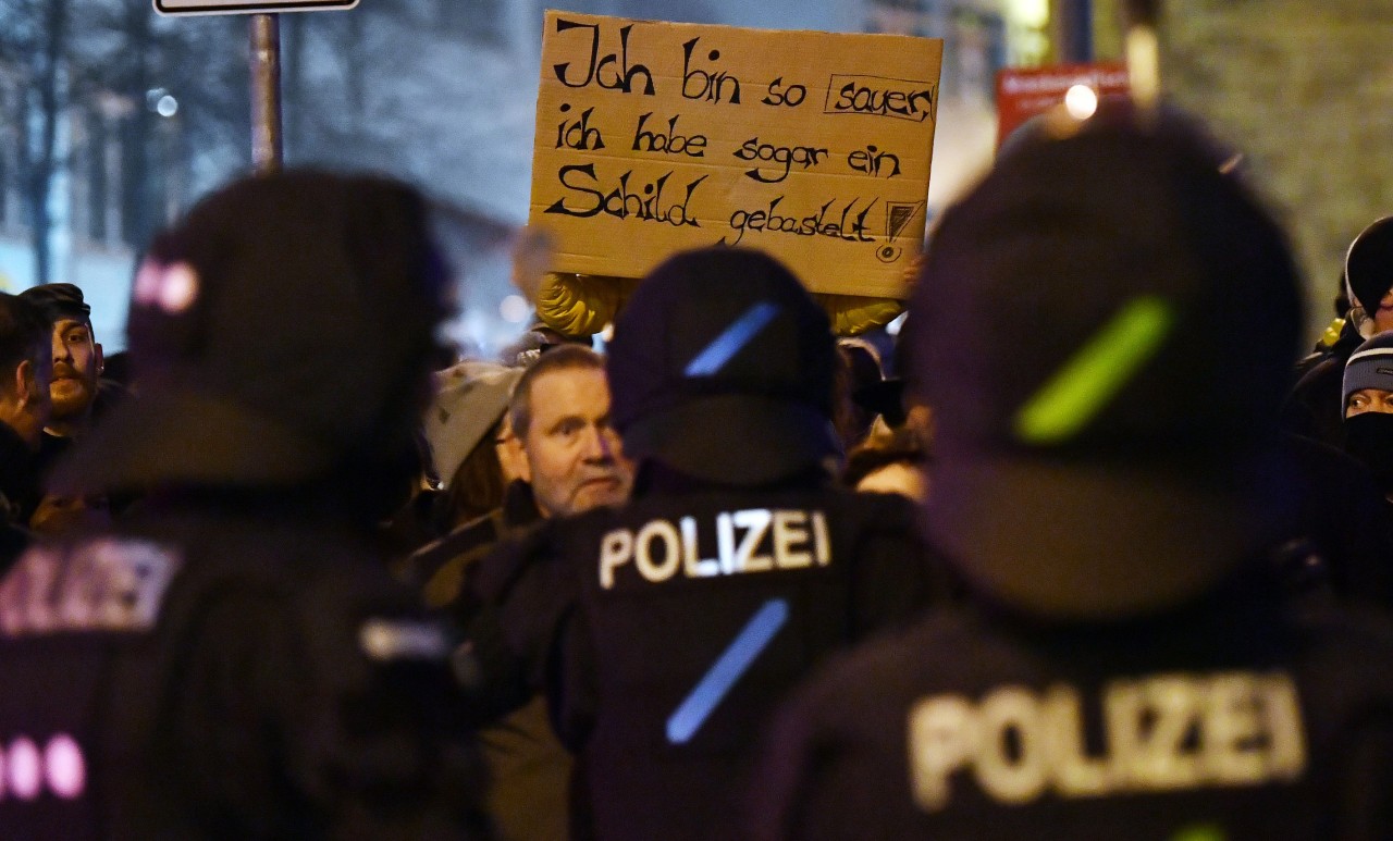  In Thüringen haben am Montagabend an verschiedenen Orten Tausende Menschen gegen die Corona-Maßnahmen protestiert. In Erfurt beteiligten sich nach Polizeiangaben rund 500 Menschen an den Protesten.