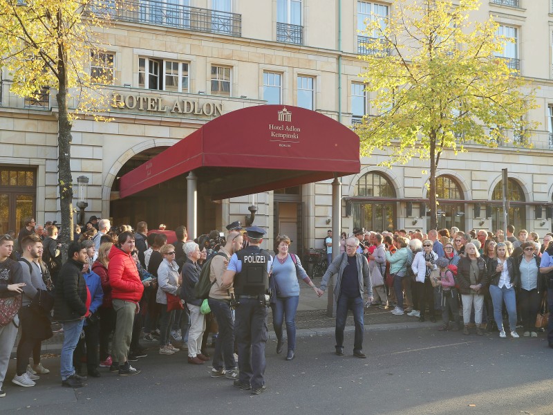 Vor dem Hotel stehen Schaulustige.