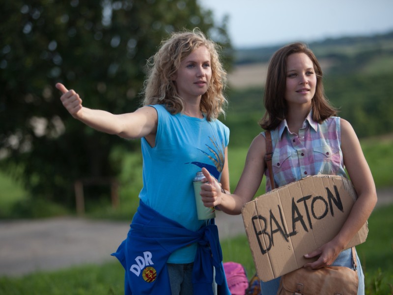 Die beiden Schwestern Catrin Streesemann (Cornelia Gröschel, l.) und Maja Streesemann (Sonja Gerhardt, r.) versuchen per Anhalter zum Balaton zu kommen, wo sie ihren gemeinsamen Urlaub verbringen möchten.