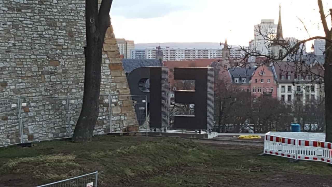 Erfurt: Hinter dem "E" erstreckt sich die schöne Aussicht über die Stadt.