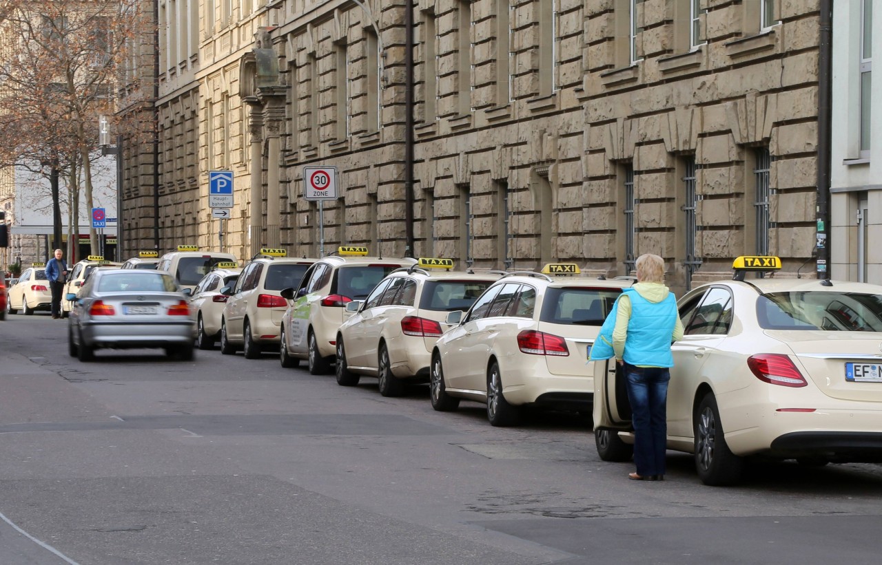 Eine Taxifahrerin bittet Bodo Ramelow um Hilfe in einer dringenden Angelegenheit. (Symbolbild)