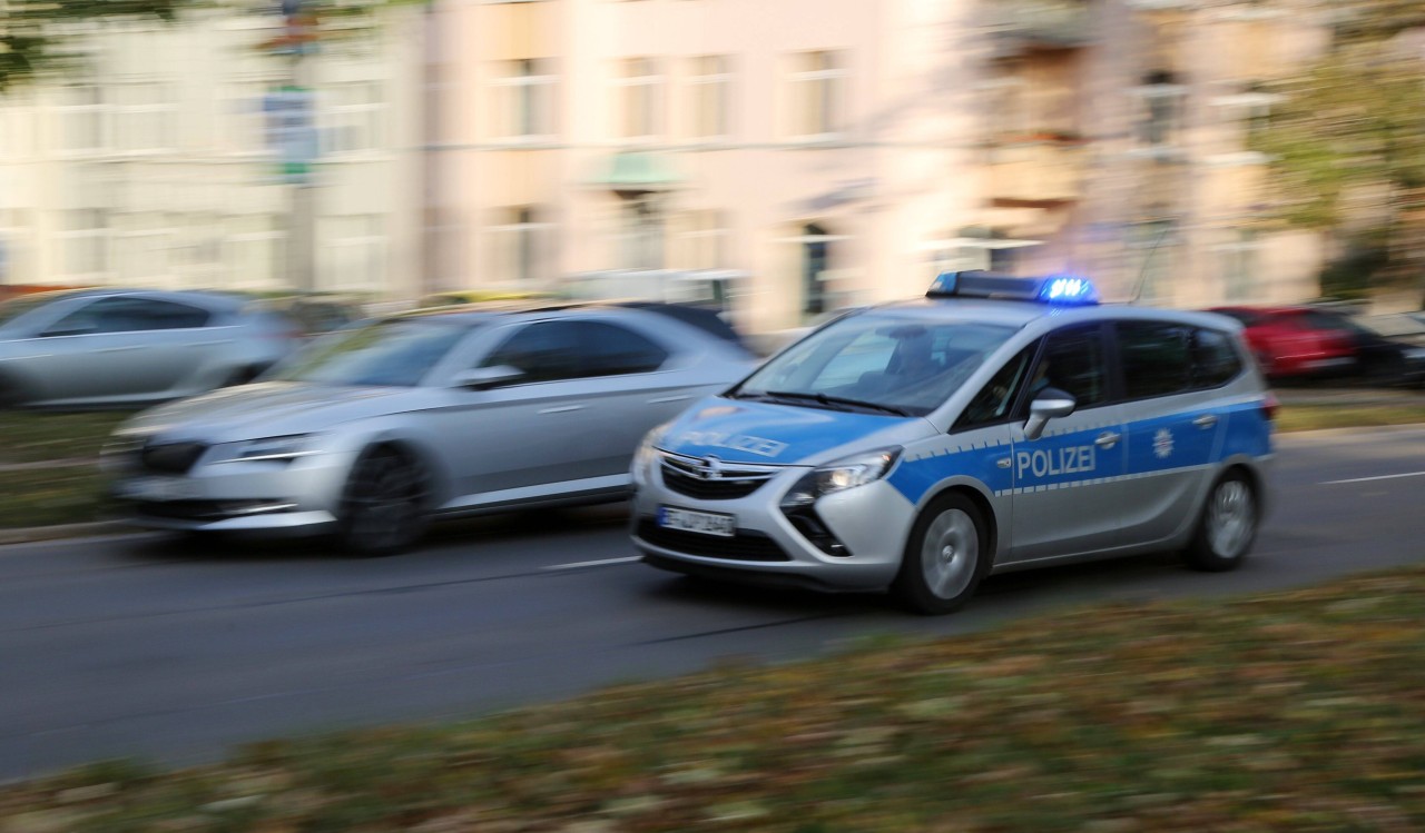Ein abgestellter Koffer hat in Erfurt zu einem Großeinsatz der Polizei geführt. (Symbolbild)