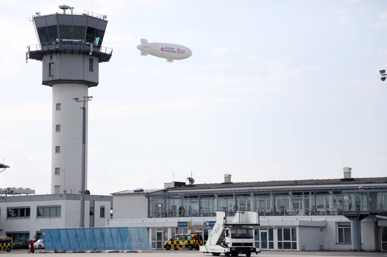 Flugschiff Theo über dem Flughafen Erfurt-Weimar. 