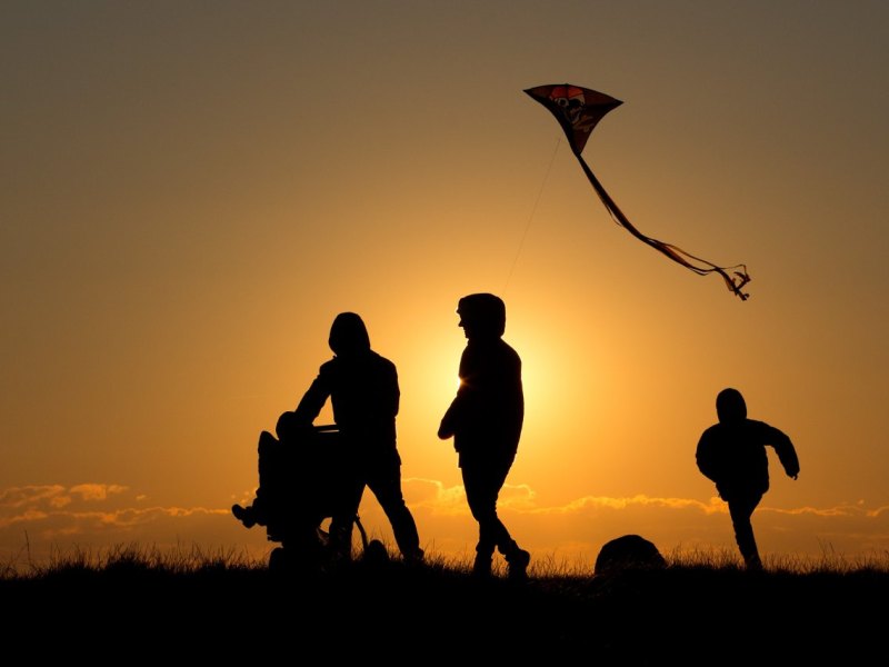 familie sonnenuntergang dpa.jpg