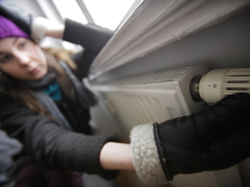 frau friert wohnung kalte heizung jena