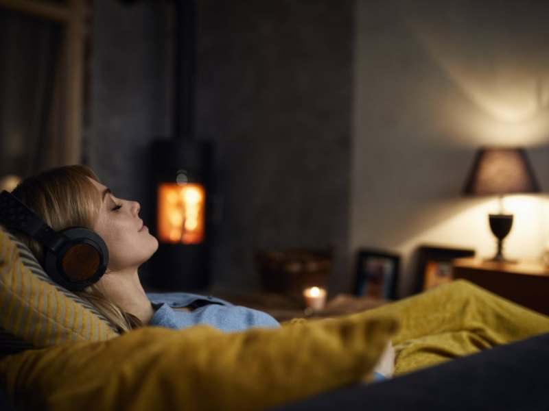 frau sofa kopfhörer musik abend erfurt