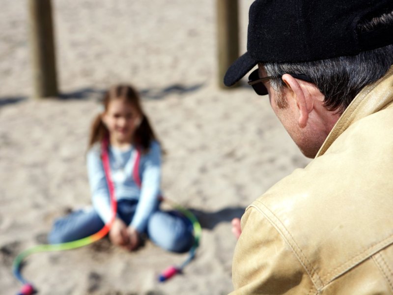 gotha mann unbekannter fremder kind mädchen kinderfänger welpen