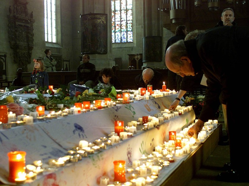 Zeichen der Anteilnahme - Kerzen werden angezündet im Erfurter Dom zum Gedenken an die Opfer des Amoklaufes.