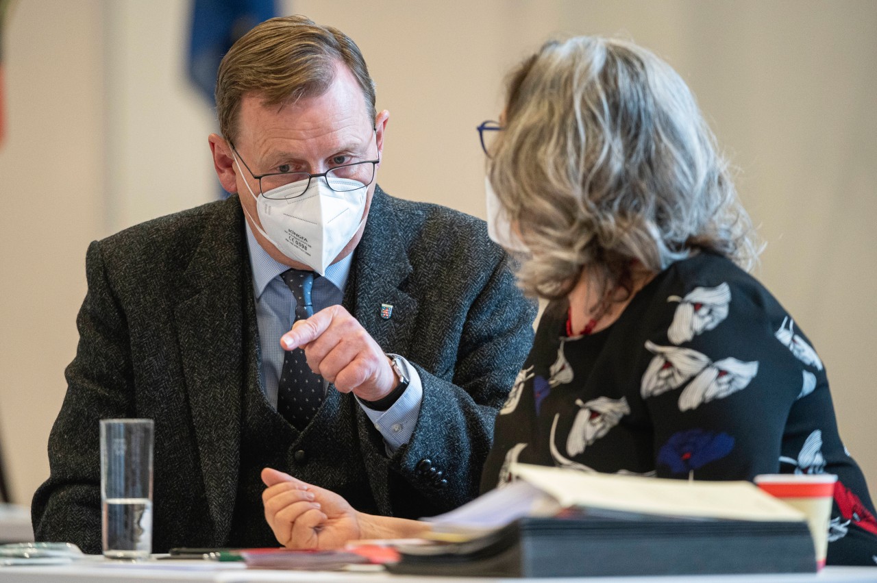 Die Landesregierung pocht auf mehr Einfluss bei den Corona-Regeln. Ministerpräsident Bodo Ramelow und Gesundheitsministerin Heike Werner im Gespräch. (Archivbild)