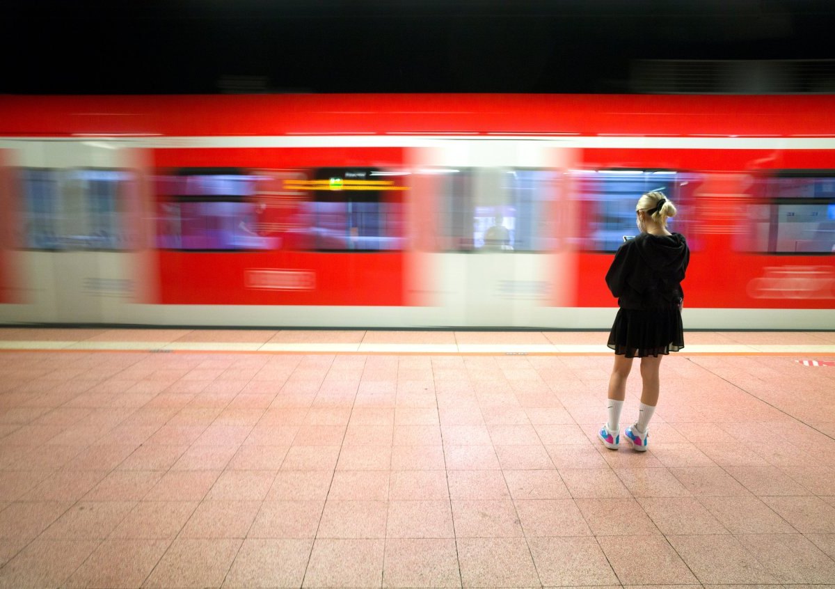 mädchen frau zug bahn bahnof