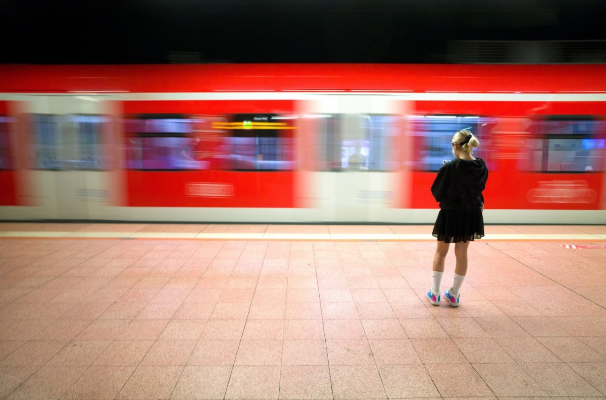 mädchen frau zug bahn bahnof