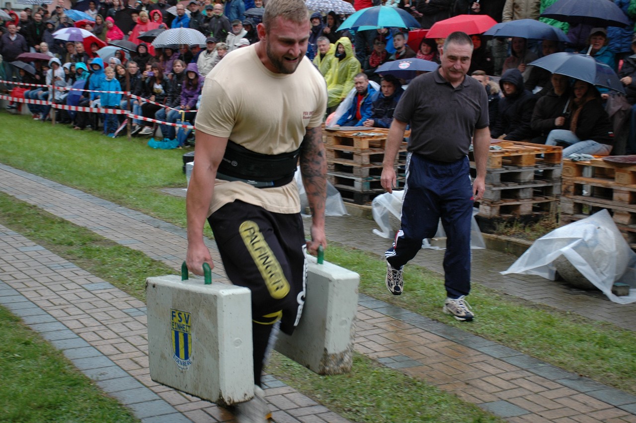 Rekord-Lauf mit 230 Kilo Beton: Jerome Boxhorn siegte bei strömendem Regen im Betonkoffer-Tragen über die 40 Meter-Distanz.