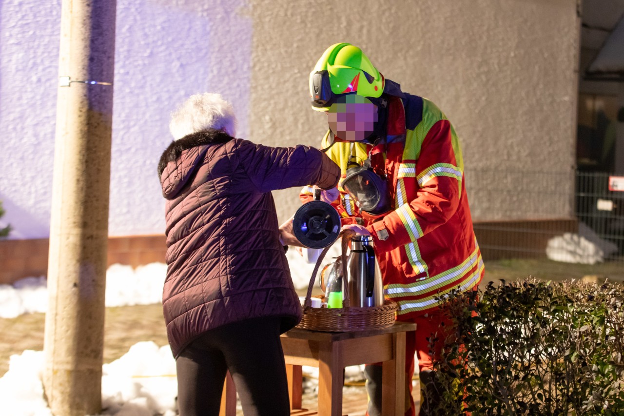 Einige Anwohner versorgten die Einsatzkräfte mit dringend benötigter Verpflegung. 