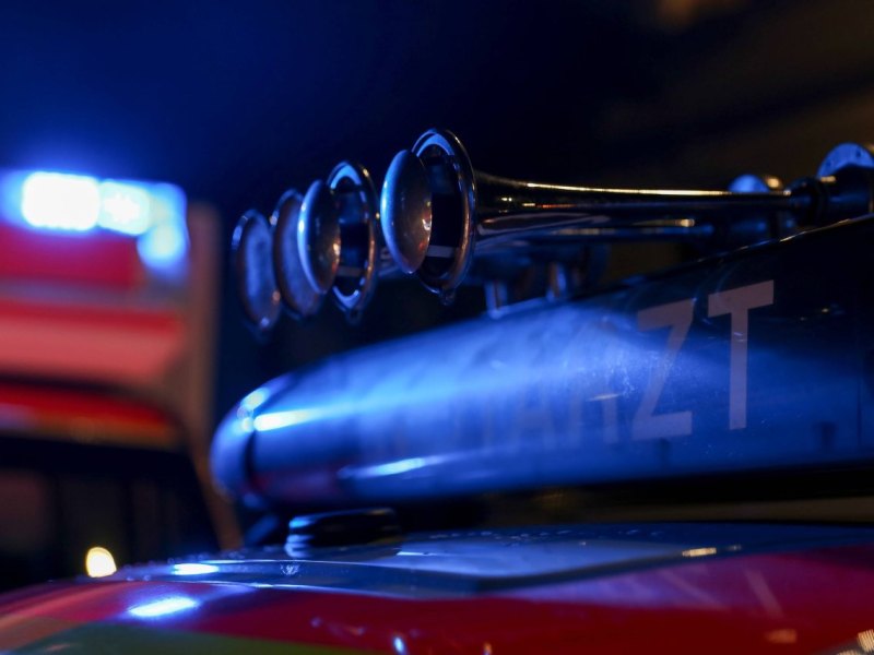 notarzt blaulicht nachts