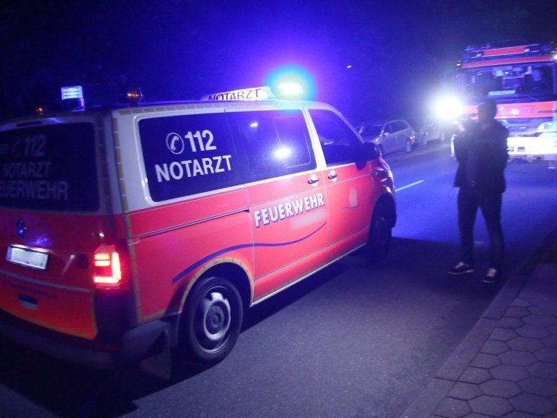 notarzt unfall blaulicht brettungswagen nacht nachts abend dunkel