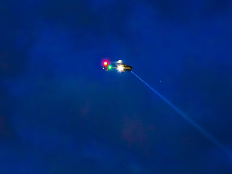 polizeihubschrauber hubschrauber polizei suche nachts nach dunkel abend