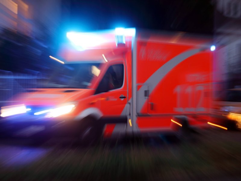 rettungswagen blaulicht nachts nacht abends
