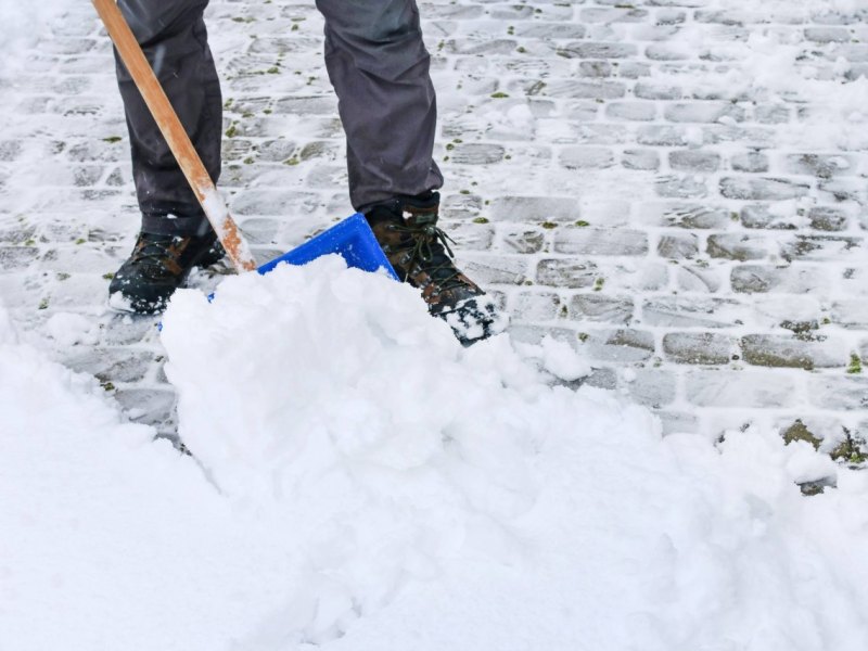 schnee schaufel schneeschieber Oberweißbach Thüringen Polizei Männer Schlägerei