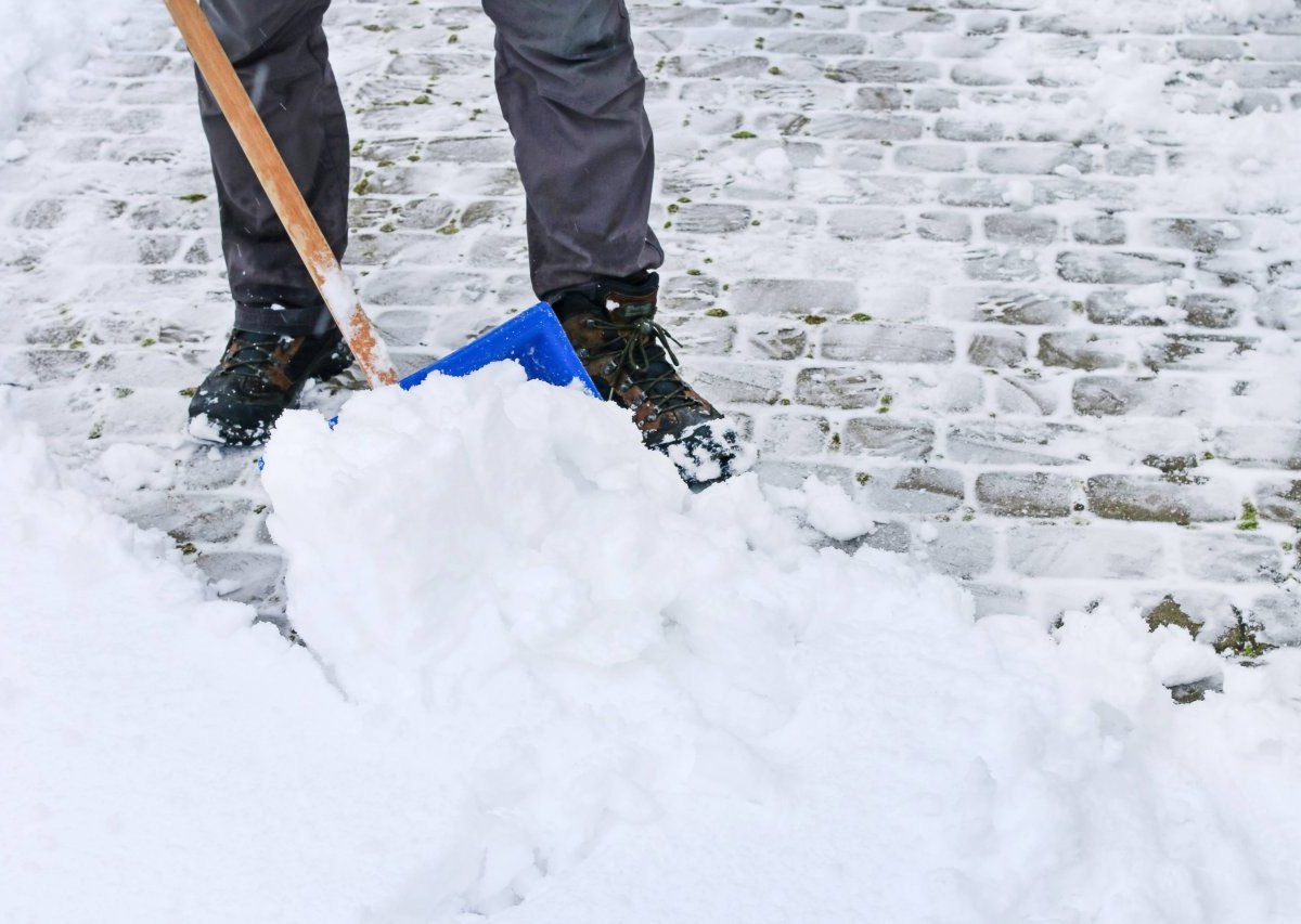 schnee schaufel schneeschieber Oberweißbach Thüringen Polizei Männer Schlägerei