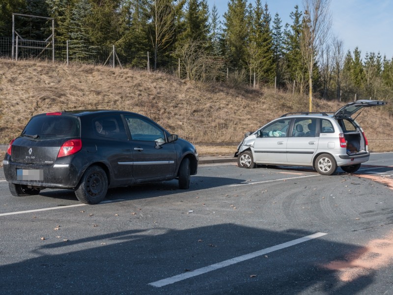 Nach eine Autounfall auf der B7 in Weimar sind drei Menschen schwer verletzt ins Krankenhaus gebracht worden. Fotos: Stefan Eberhardt 