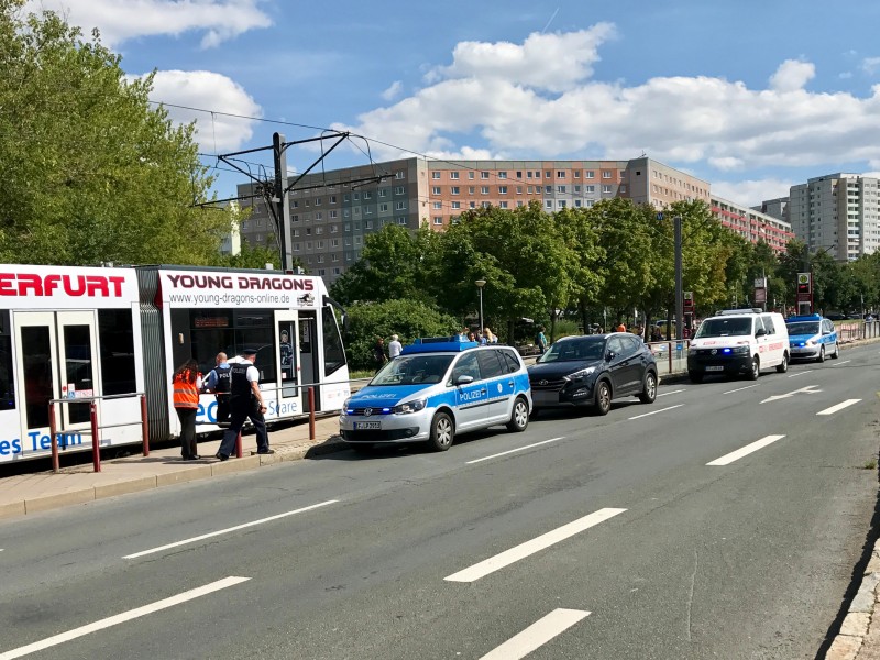 In Erfurt wurde am Montagnachmittag (7. August 2017) eine Frau von einer Straßenbahn angefahren. In der Nordhäuser Straße hatte die Mutter, die mit ihren zwei Kindern unterwegs war, die Tram der Linie 3 vermutlich übersehen. Sie kam ins Krankenhaus, wurde laut Polizei aber nicht lebensbedrohlich verletzt. (Foto: Marcus Scheidel)