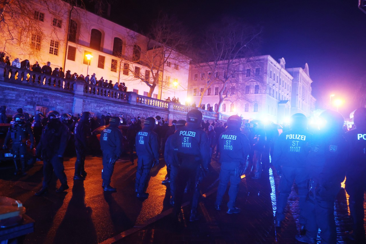 Seit Monaten gehen die Menschen in Thüringen Montags gegen die Corona-Maßnahmen auf die Straße. (Archivbild einer Demo aus Gera)