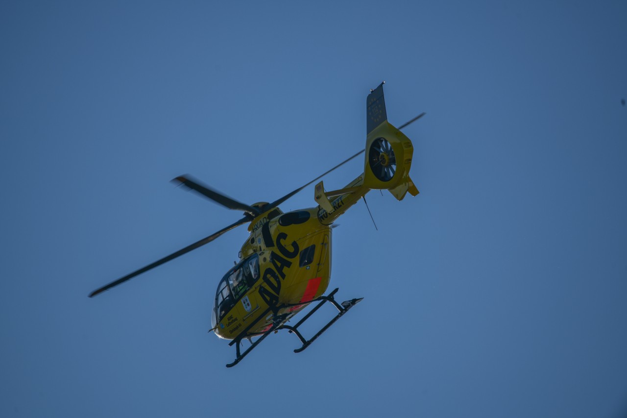 Nach dem Unfall wurde der Mann mit einem Rettungshubschrauber ins Krankenhaus geflogen. (Symbolbild)