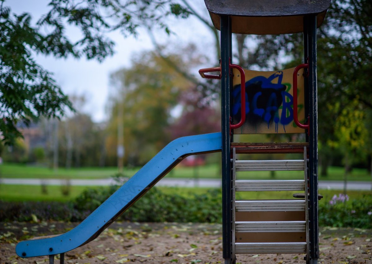 thüringen spielplatz rutsche herbst vandalismus graffiti acab