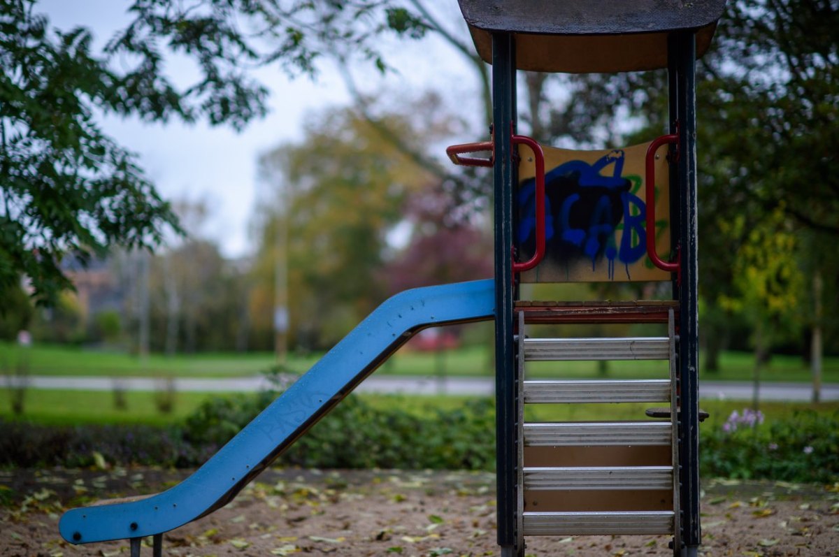 thüringen spielplatz rutsche herbst vandalismus graffiti acab