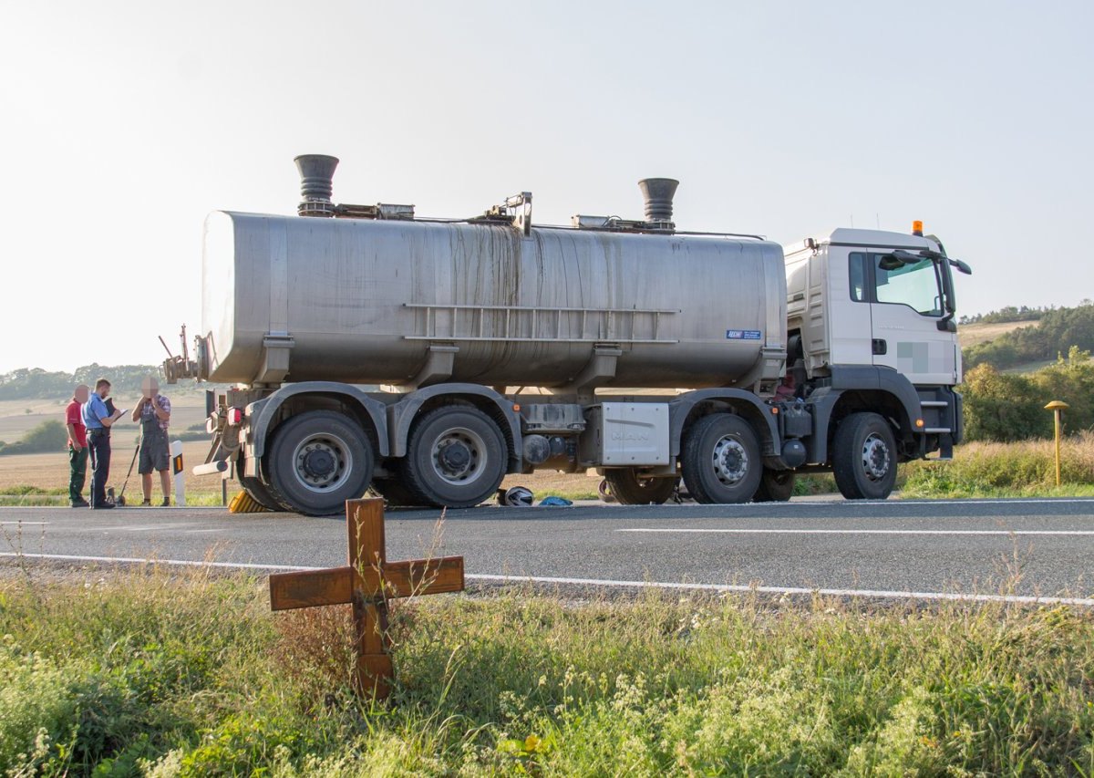 tödlicher Unfall bei Stadtilm - Lkw und Motorrad kollidieren auf B87 (1).jpg