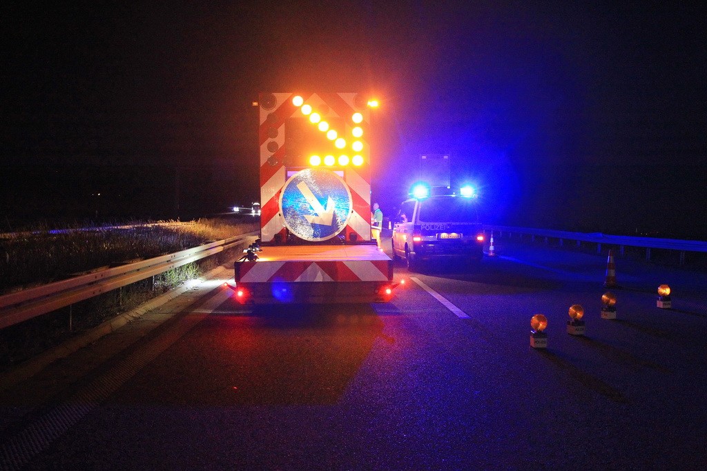 Der Unfallfahrer sah die Warnzeichen auf der A38 erst viel zu spät.