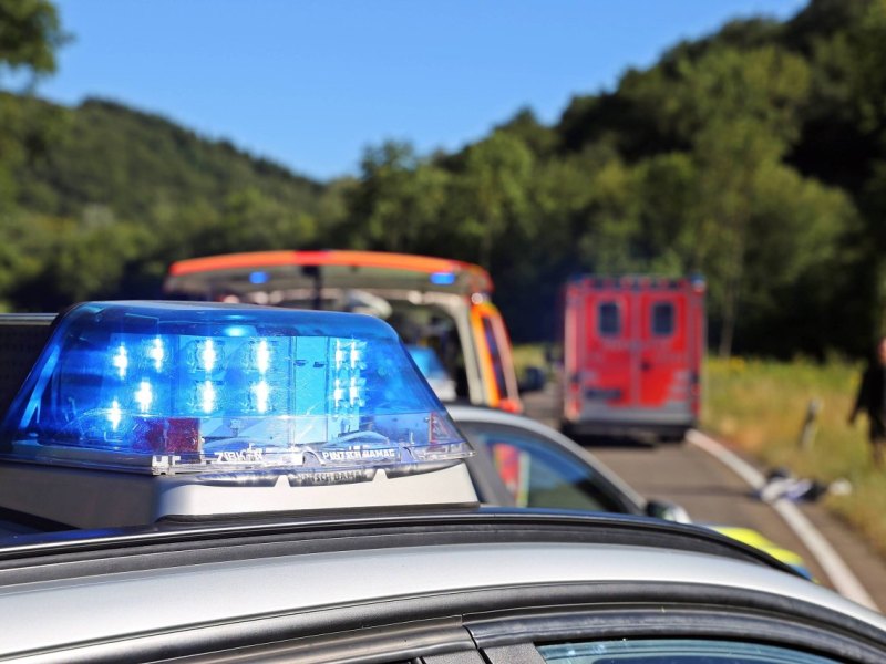 unfall blaulicht polizei rettungswagen motorrad symbolbild