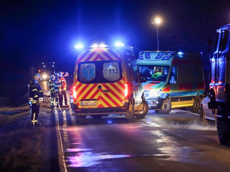 unfall gotha feuerwehr rettungswagen abend nacht