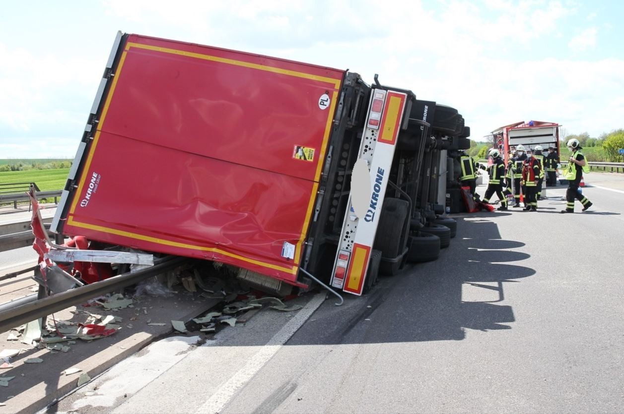 Der Fahrer dieses Lkw kam mit leichten Blessuren davon.