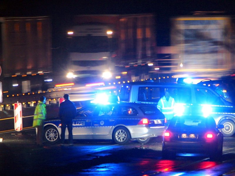 unfall thüringen erfurt a4 autobahn polizei blaulicht abend nacht