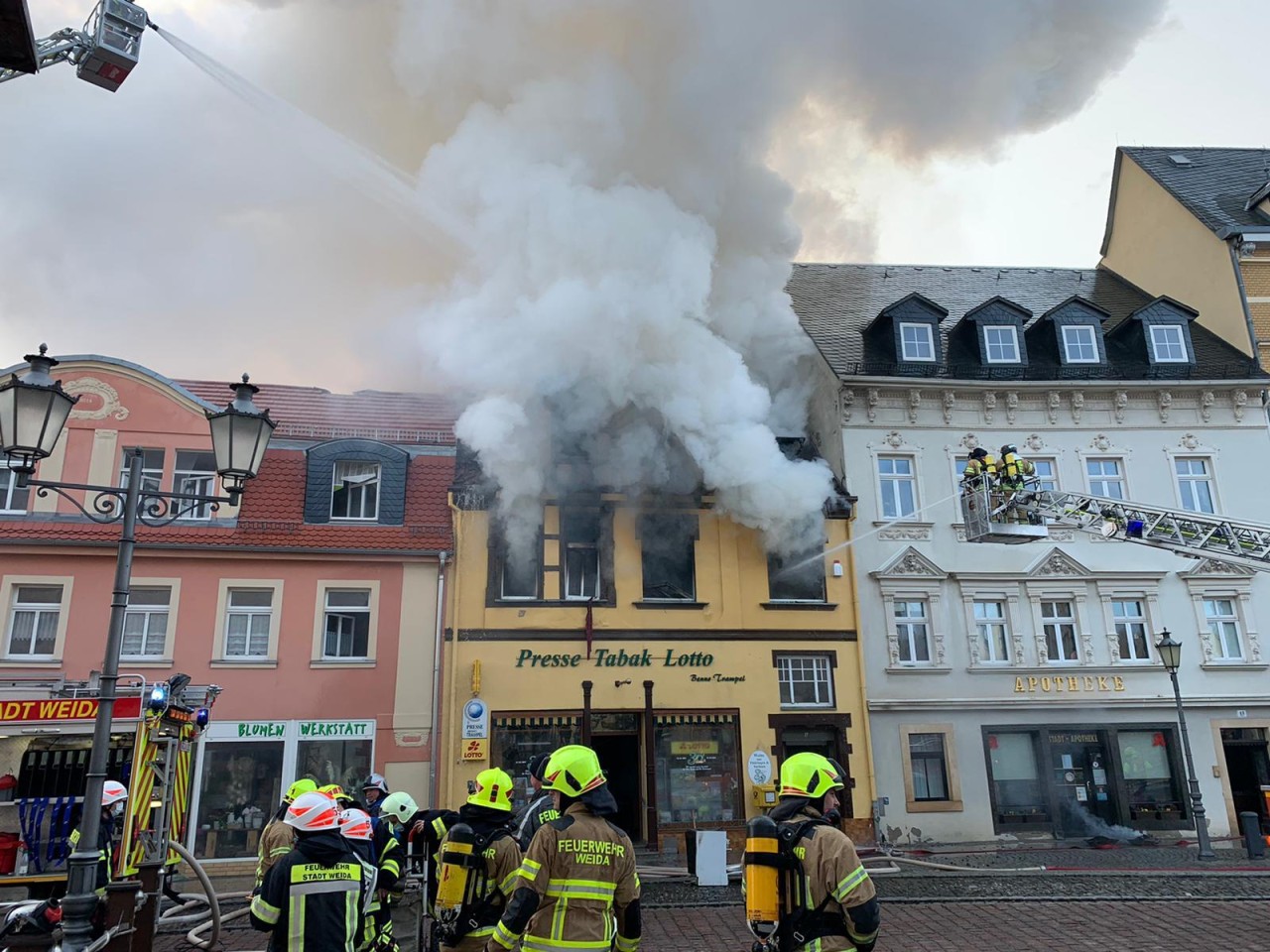 Wie eine Sprecherin der Polizei mitteilte, wird die Feuerwehr voraussichtlich noch einige Stunden mit den Löscharbeiten beschäftigt sein. Das Gebäude wurde vollständig evakuiert.