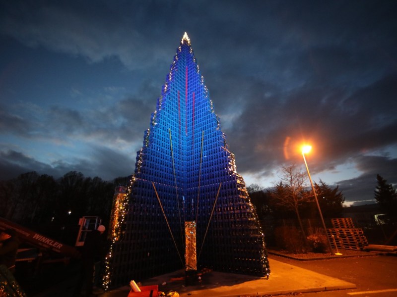 2728 Getränkekisten bilden diesen ganz besonderen Weihnachtsbaum in Gera.